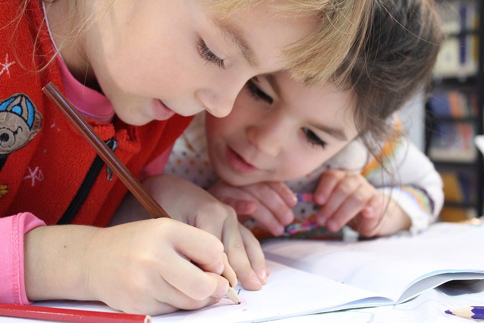 2 children drawing
